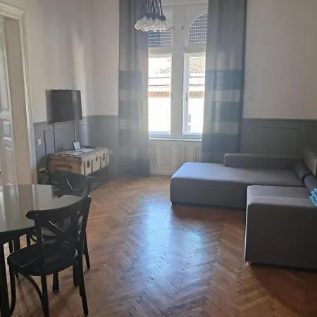 Eclectic Design Right In The Center Budapešť